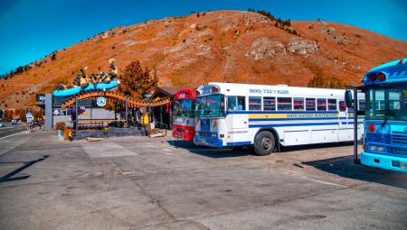Foto de Jackson Hole, WY - 11 de julio de 2019: Autobuses públicos en el aparcamiento. - Imagen libre de derechos