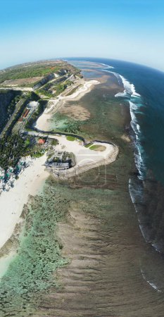 Foto de Bali - Melasti Ungasan Beach and Shipwreck. Vista aérea - Imagen libre de derechos