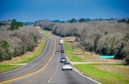 Téléchargez les photos : Trafic le long de la route rurale du Texas au printemps - en image libre de droit