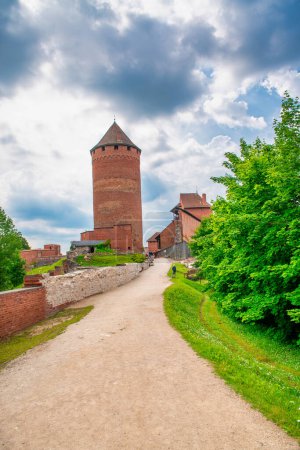 Foto de Sigulda, Letonia - 13 de julio de 2017: Castillo de Turaida en verano. - Imagen libre de derechos