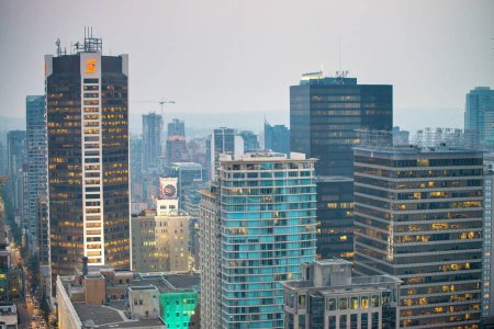 Téléchargez les photos : Skyline aérienne de Vancouver la nuit, Colombie-Britannique, Canada. - en image libre de droit