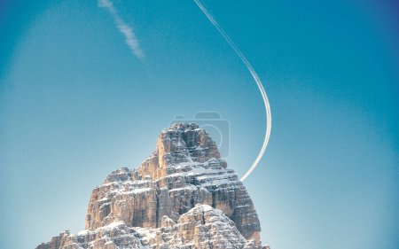 Foto de Un pico de montaña nevado en invierno. - Imagen libre de derechos