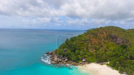 Foto de Playa Praslin, Seychelles. Vista aérea de la costa tropical en un día soleado. - Imagen libre de derechos