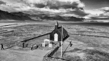 Téléchargez les photos : Vue aérienne de l'église de Budir en Islande. - en image libre de droit