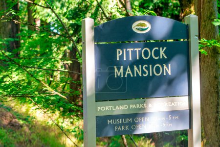 Foto de Portland, OR - 21 de agosto de 2017: Pittock Mansion es una villa de 23 habitaciones de 1914. - Imagen libre de derechos