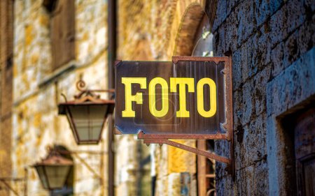 Foto de Foto signo en Italia - Foto es un signo de tienda fotográfica. - Imagen libre de derechos