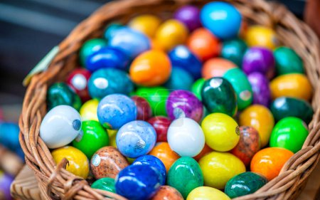 Foto de Huevos de Pascua coloridos en una cesta de paja. - Imagen libre de derechos