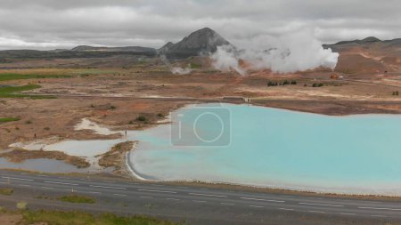 Foto de Vista aérea del lago Azul hecha de agua que sale de la planta de energía geotérmica desde arriba, Islandia. - Imagen libre de derechos