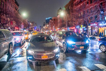 Téléchargez les photos : New York - 1er décembre 2018 : circulation le long de Manhattan par une nuit pluvieuse. - en image libre de droit