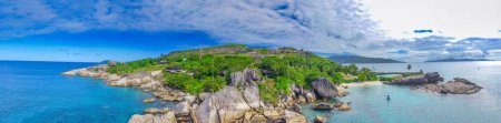 Téléchargez les photos : Île Felicite, près de La Digue, Seychelles. Vue aérienne du littoral tropical par une journée ensoleillée. - en image libre de droit
