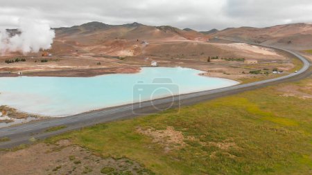 Téléchargez les photos : Vue aérienne du lac Bleu à partir de l'eau provenant de la centrale géothermique d'en haut, Islande. - en image libre de droit