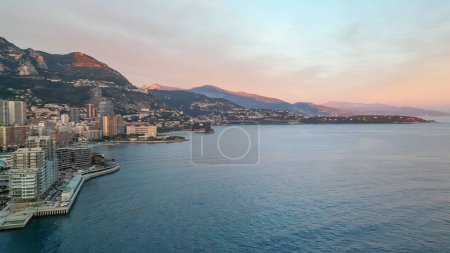Montecarlo. Vista aérea del horizonte de Mónaco al atardecer.