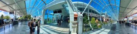 Téléchargez les photos : Bali, Indonésie - 30 août 2023 : Intérieur de l'aéroport international de Bali à Denpasar. - en image libre de droit