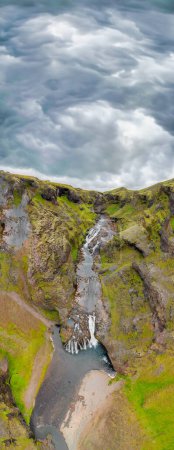 Téléchargez les photos : Vue aérienne de la belle cascade de Stjornafoss par un jour de pluie humide. - en image libre de droit