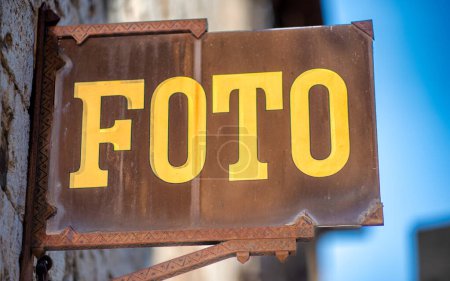 Foto de Foto signo en Italia - Foto es un signo de tienda fotográfica. - Imagen libre de derechos