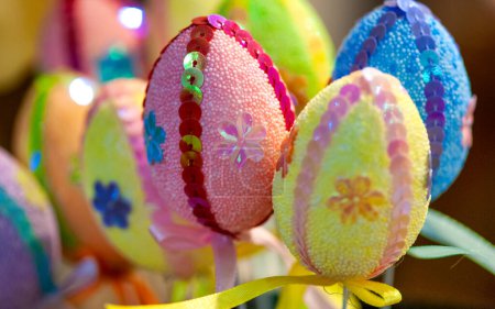 Foto de Huevos de Pascua coloridos en una cesta de paja. - Imagen libre de derechos