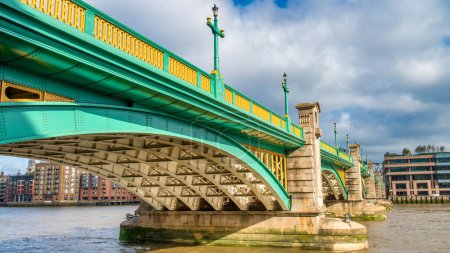 Foto de Southwark Bridge es una famosa atracción de la ciudad. - Imagen libre de derechos