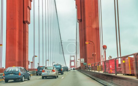 Téléchargez les photos : Le Golden Gate Bridge par une journée brumeuse, San Francisco. - en image libre de droit