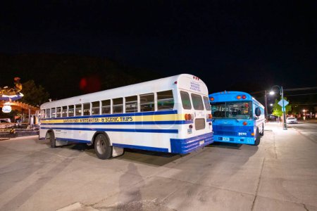 Téléchargez les photos : Jackson Hole, WY - 10 juillet 2019 : Bus publics au parking la nuit. - en image libre de droit