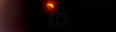 Foto de Eclipse solar total, sol cubierto por la luna en el cielo. - Imagen libre de derechos