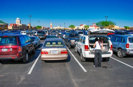 Foto de San Marcos, Texas - 15 de marzo de 2008: Premier Outlet con estacionamiento lleno de autos. - Imagen libre de derechos
