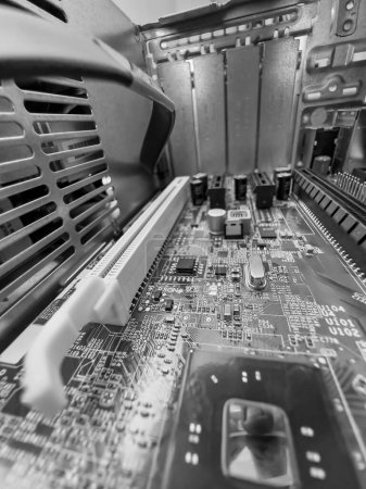 Foto de Primer plano de la placa de circuito con microchips y otras partes del ordenador. - Imagen libre de derechos