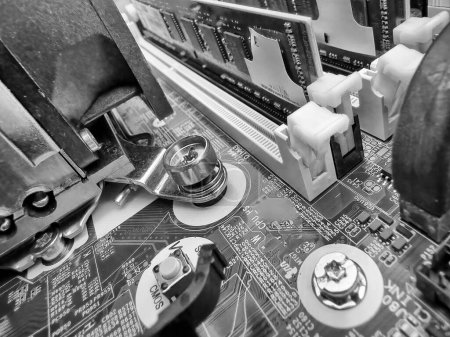 Foto de Primer plano de la placa de circuito con microchips y otras partes del ordenador. Ranuras de memoria RAM. - Imagen libre de derechos