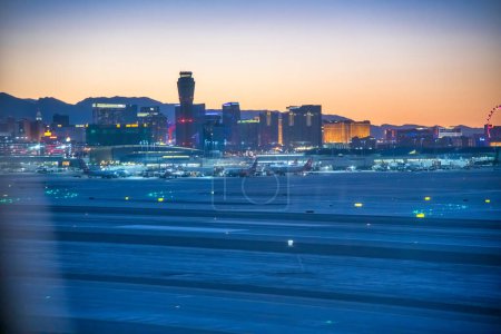 Téléchargez les photos : Vue aérienne de la magnifique skyline de Las Vegas la nuit depuis l'avion - en image libre de droit