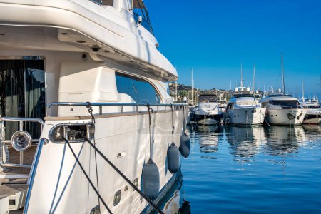 Téléchargez les photos : Yachts le long du port de Sanremo, Italie. - en image libre de droit