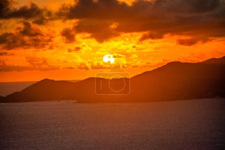 Foto de Increíble puesta de sol de La Digue Island por la noche, Seychelles, África. - Imagen libre de derechos