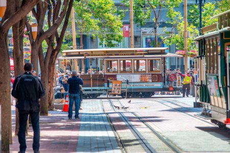 Foto de San Francisco, CA - 6 de agosto de 2017: Calles y edificios de la ciudad en un día soleado. - Imagen libre de derechos