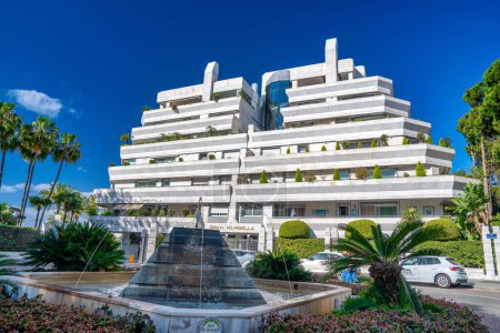 Foto de Marbella, España - 7 de abril de 2023: Moderno hotel de Marbella en un día soleado. - Imagen libre de derechos