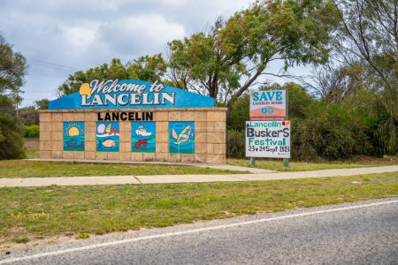 Foto de Lancelin, Australia Occidental - 5 de septiembre de 2023: Bienvenido a Lancelin road sign. - Imagen libre de derechos