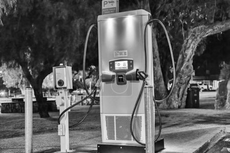 Foto de Ecología de la estación de carga de vehículos eléctricos por la noche. - Imagen libre de derechos