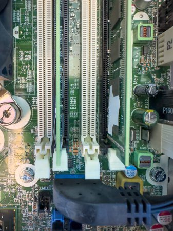 Foto de Primer plano de la placa de circuito con microchips y otras partes del ordenador. Ranuras de memoria RAM. - Imagen libre de derechos