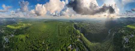 Foto de Vista aérea panorámica de los lagos y bosques de Plitvice en temporada de verano, Croacia - Imagen libre de derechos