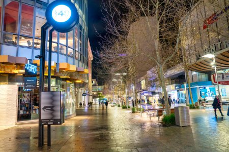 Foto de Perth, Australia - 1 de septiembre de 2023: Calles del centro de Perth por la noche. - Imagen libre de derechos