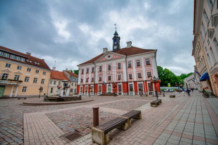 Téléchargez les photos : Tartu, Estonie - 13 juillet 2017 : Panorama de la place de la Mairie de Tartu. - en image libre de droit