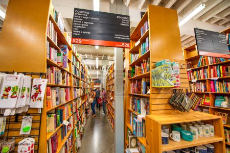 Foto de Portland, Oregon - 18 de agosto de 2017: Interior de una famosa biblioteca de la ciudad con libros y revistas. - Imagen libre de derechos