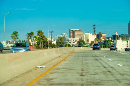 Foto de Los Ángeles - 31 de julio de 2017: Camino a Los Ángeles en un día soleado. - Imagen libre de derechos