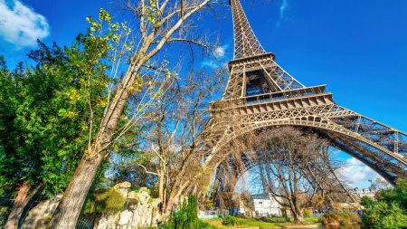 Foto de París, Francia. La Torre Eiffel es una importante atracción turística. - Imagen libre de derechos