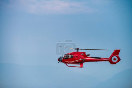 Foto de Whistler, Canadá - 12 de agosto de 2017: helicóptero rojo en servicio. - Imagen libre de derechos