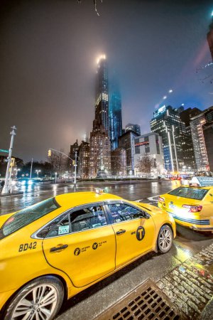 Foto de Ciudad de Nueva York - 2 de diciembre de 2018: Rascacielos Columbus Circle y taxis por la noche, Midtown Manhattan. - Imagen libre de derechos