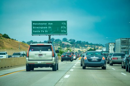 Téléchargez les photos : San Diego - 31 juillet 2017 : Circulation le long de la route vers Los Angeles. - en image libre de droit