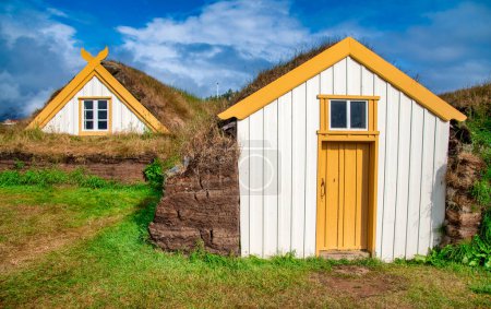 Maisons Glaumbaer entourées de prairies, Islande.