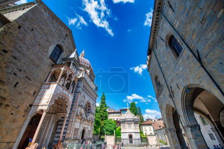 Téléchargez les photos : Bergame, Italie - 16 juillet 2017 : Rues médiévales et bâtiments de Bergame Alta par une journée d'été ensoleillée. - en image libre de droit