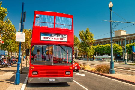 Téléchargez les photos : San Francisco, Californie - 7 août 2017 : Les touristes profitent de la vie urbaine au Quai 39. - en image libre de droit