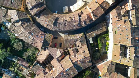 Foto de Vista aérea de Piazza Anfiteatro en Lucca, Toscana - Italia. - Imagen libre de derechos