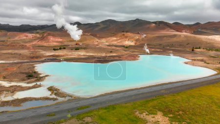Foto de Vista aérea del lago Azul hecha de agua que sale de la planta de energía geotérmica desde arriba, Islandia. - Imagen libre de derechos