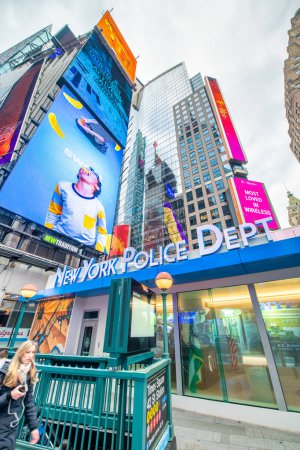 Téléchargez les photos : New York - 30 novembre 2018 : La police de New York signe à Times Square, - en image libre de droit